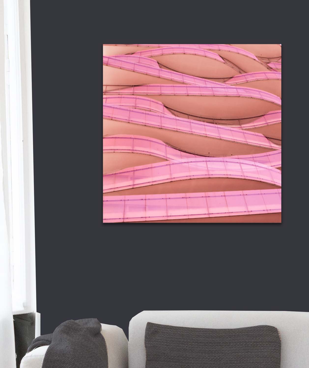 Haussfassade pink wellenförmige Glasgeländer Wellen
